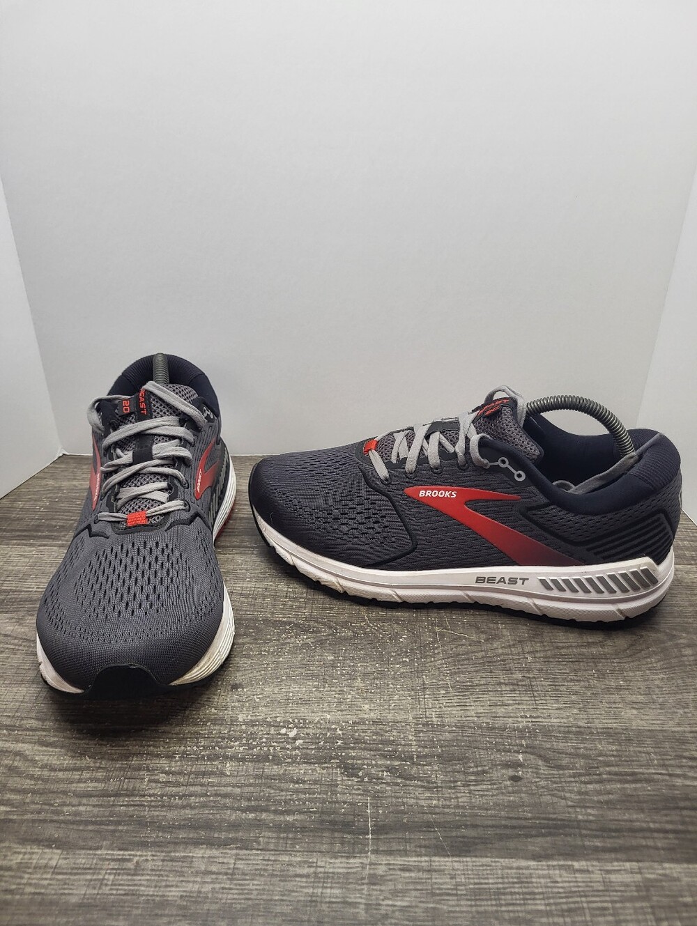 Brooks Beast 20 Grey Red Running Walking Shoes Sneakers Men's Size 9 4E Wide